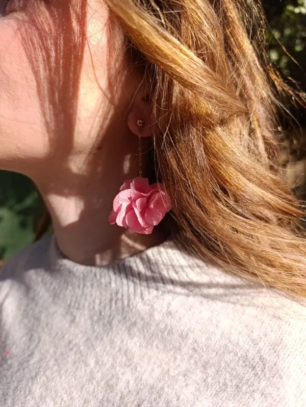 Boucles d'oreilles pendantes - Hortensia rose – Image 3