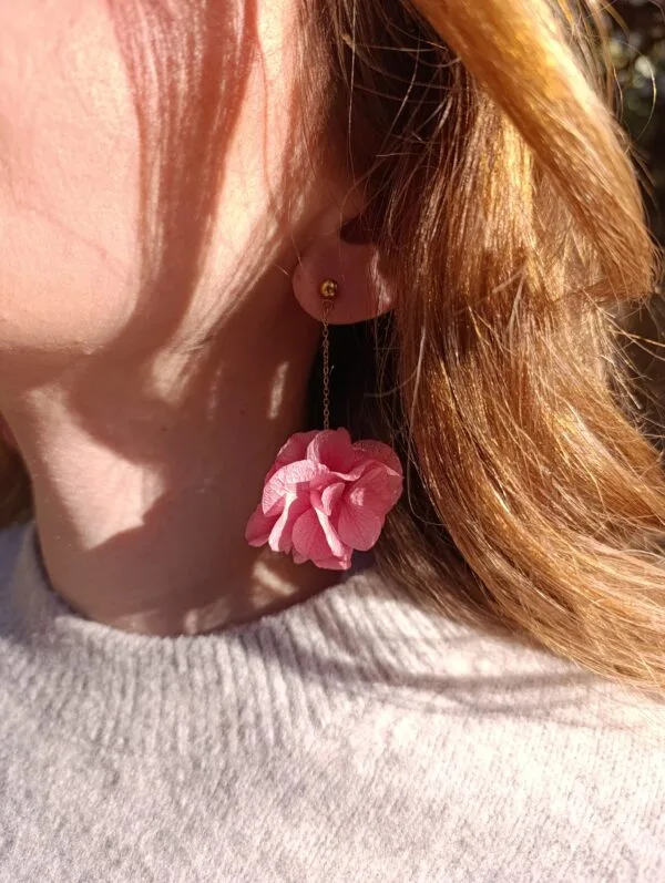 Boucles d'oreilles pendantes - Hortensia rose – Image 2