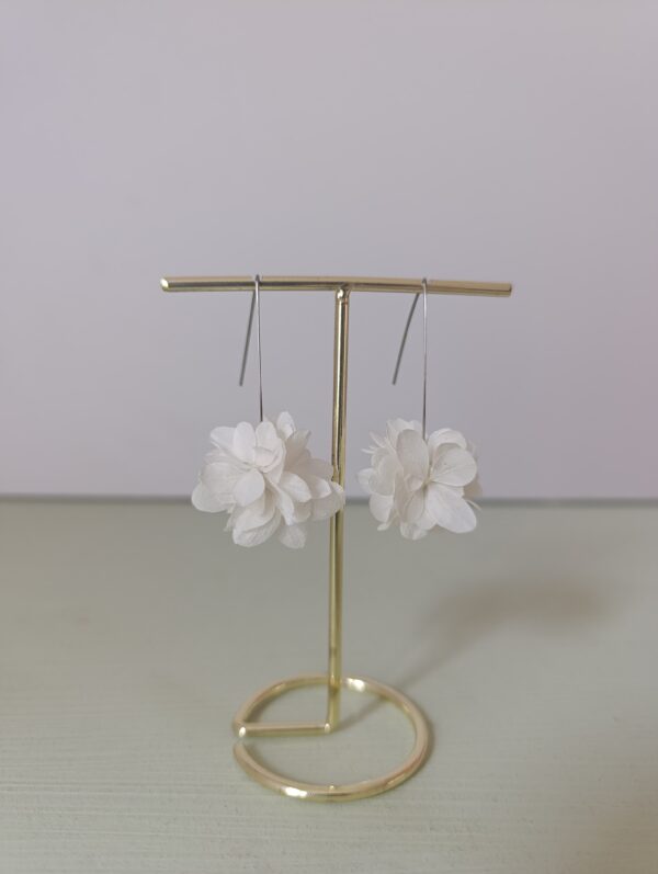 Boucles d'oreilles pendantes - Hortensia blanc – Image 2