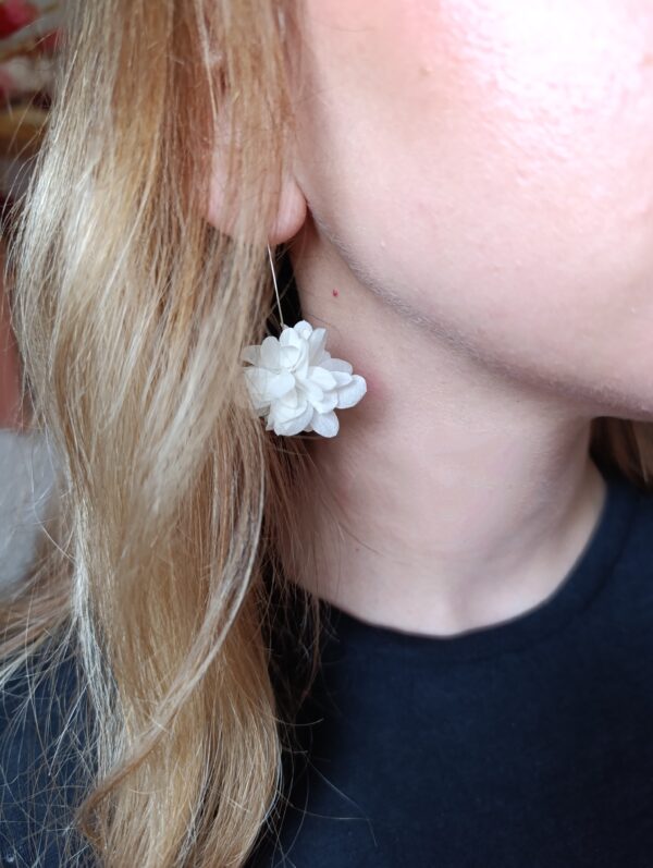 Boucles d'oreilles pendantes - Hortensia blanc – Image 3
