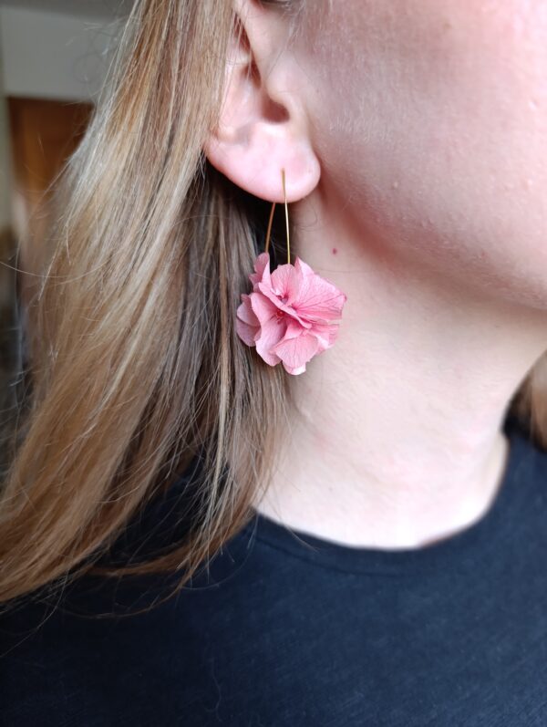 Boucles d'oreilles pendantes - Hortensia rose – Image 2
